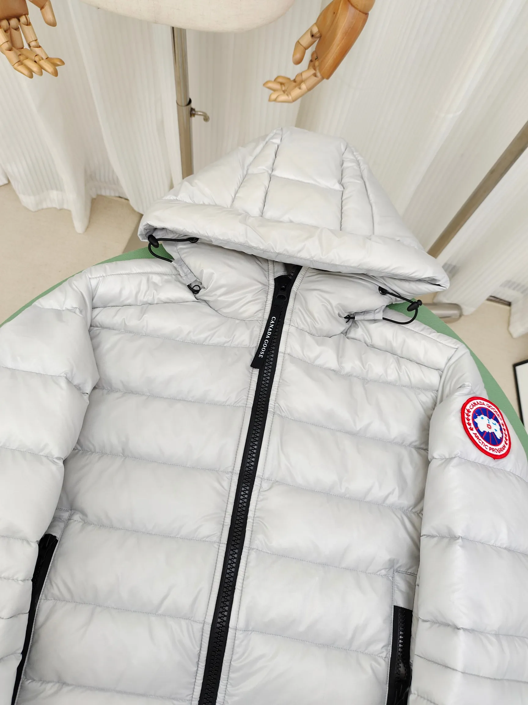 P840 𝘾𝘼𝙉𝘼𝘿𝘼 𝙂𝙊𝙊𝙎𝙀/Canada Goose 2227 thin and light model. It’s super lightweight and doesn’t feel any weight on your upper body at all! Show more temperament‼  Canada Goose, a Canadian brand, has always been recognized as the warmest down jacket. Various Instagram celebrities, Internet celebrities, and celebrities often wear it for street photos. I make Canada Goose every year, but I still can’t get rid of my love for the goose. No matter how cold the winter is, there is no need to be afraid. Canada Goose is the legendary warmest down jacket and is known as a must-have for Arctic outdoor sports! The most popular down jacket in the world, celebrities are rushing to buy it, it is a must-have! Code number: XS-2XL Color: silver gray (red label) silver gray (black label), black (red label), black (black label), dark blue